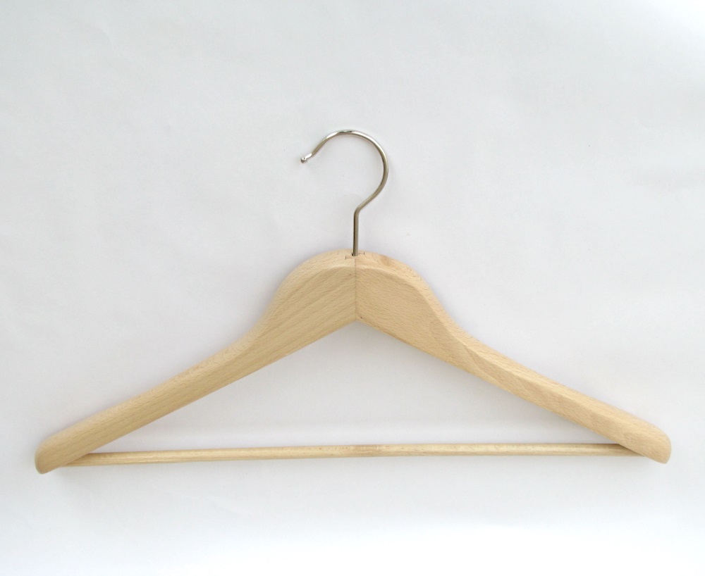 Holz-Anzugbügel gewinkelt mit Steg und breiter Schulter