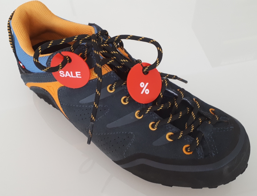 Aktionskennzeichnung "SALE" Schuhe und Kleiderbügel